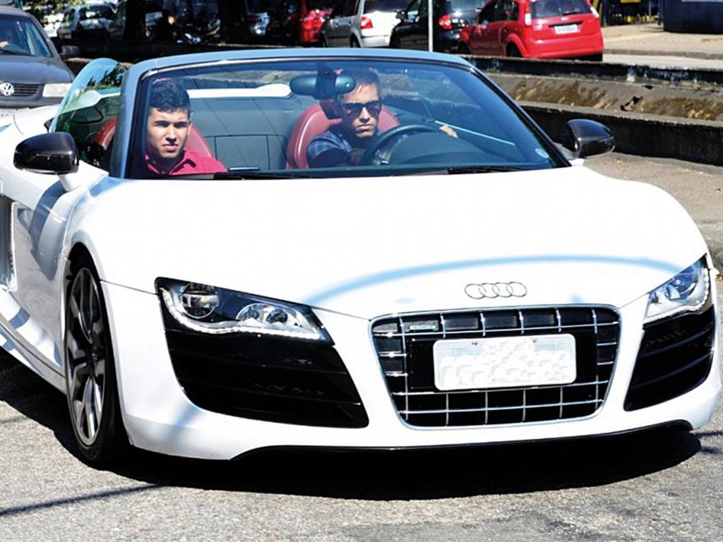 O dia que o Neymar sumiu com um Audi R8 GT Spyder