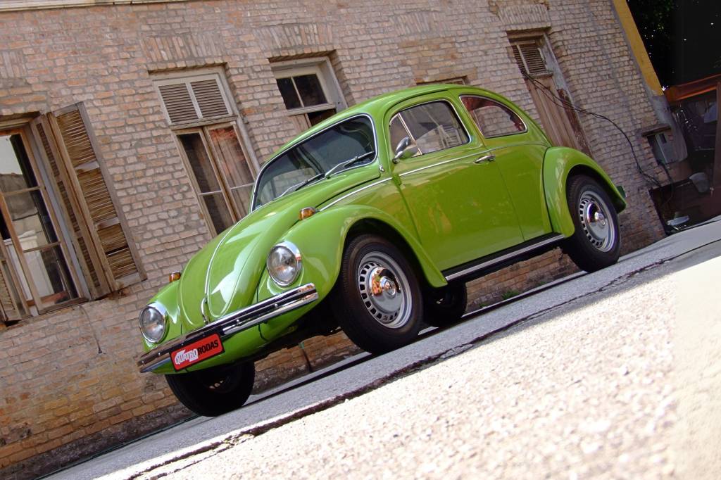 VW 1500 O VW 1500 estreou com novo para-choque de lâmina única