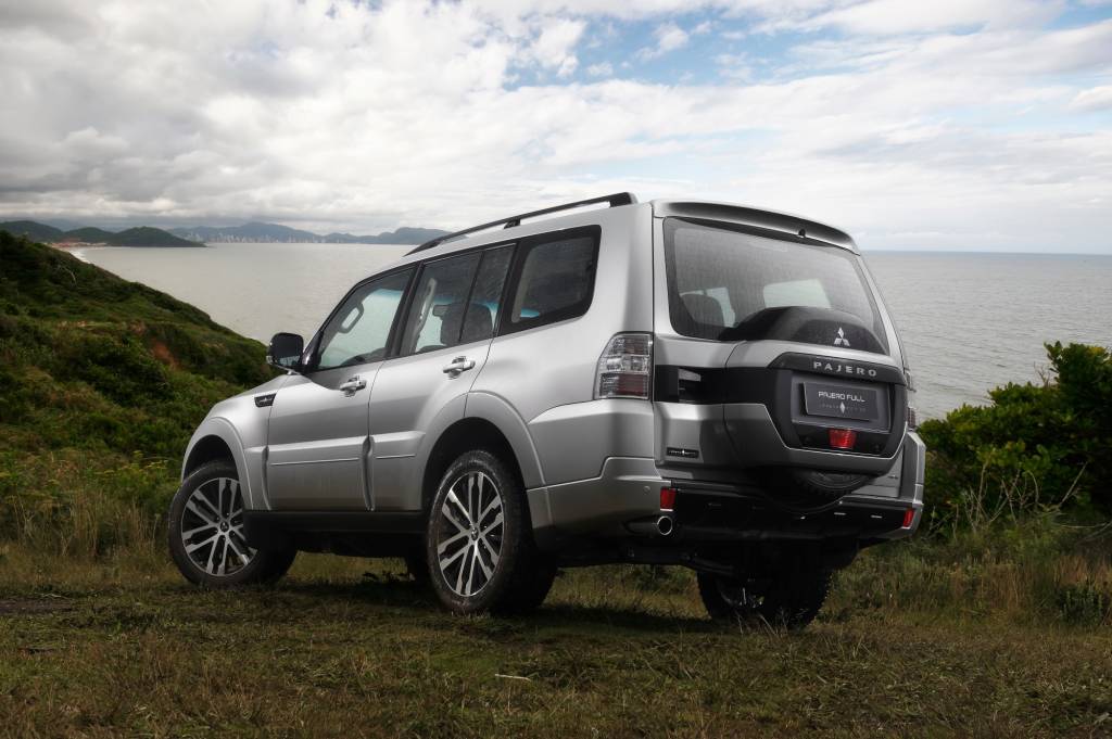 Pajero Full Legend Edition (10) Pajero Full Legend Edition traseira 1