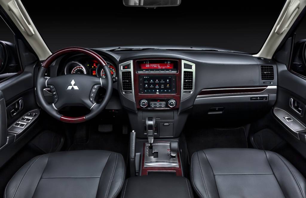Pajero Full Legend Edition (5) Pajero Full Legend Edition interior 1