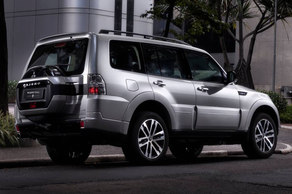 Pajero Full Legend Edition (8) Pajero Full Legend Edition traseira 2