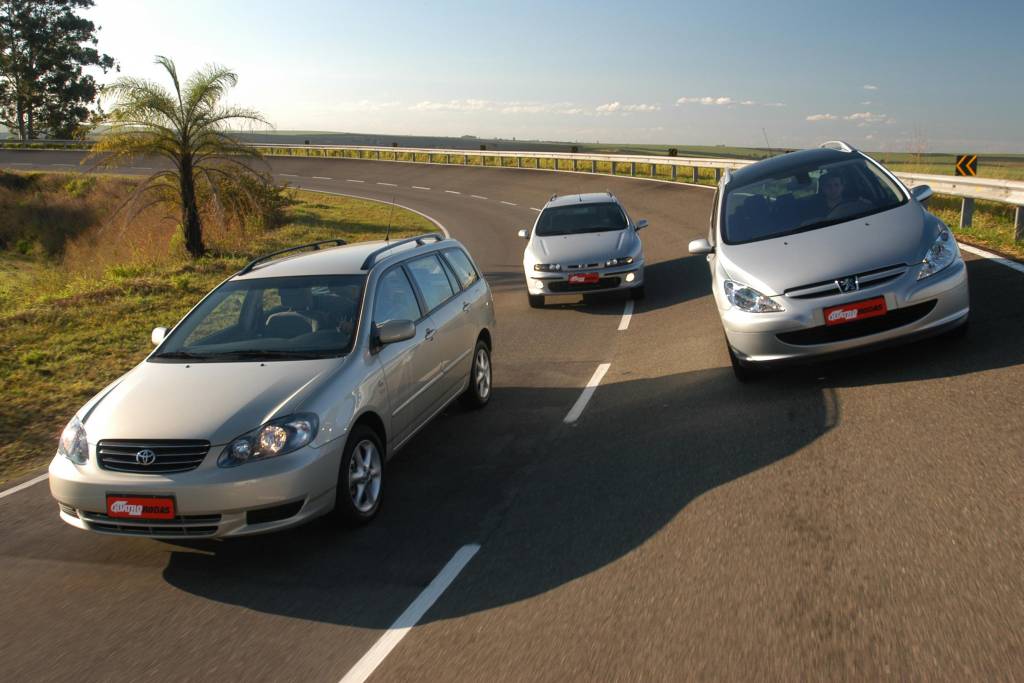 A disputa entre as peruas Marea Weekend, Corolla Fielder e Peugeot 307 SW