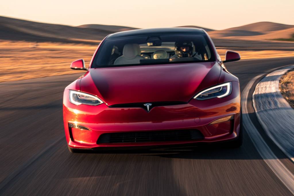 Americano deixa Tesla Model S com ‘ronco’ de V8 do Dodge Hellcat