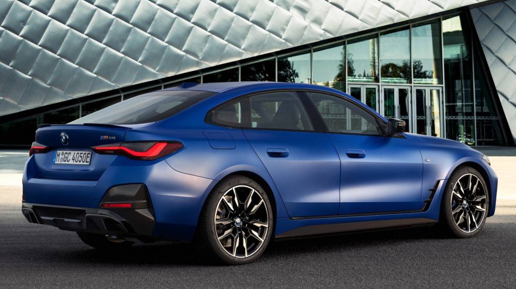 BMW i4 M50 BMW i4 M50 azul visto 3/4 de trás