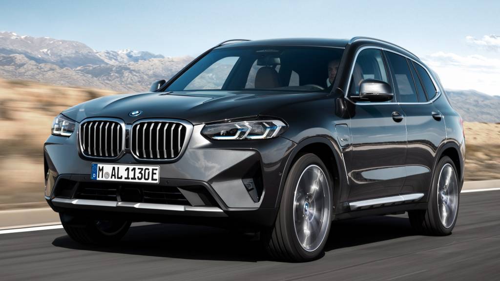 BMW X3 2022 frente BMW X3 2022 chumbo visto 3/4 de frente