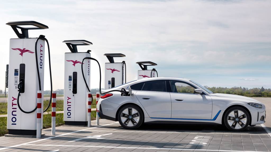 BMW i4 eDrive40 BMW i4 eDrive40 de lado em posto de carregamento