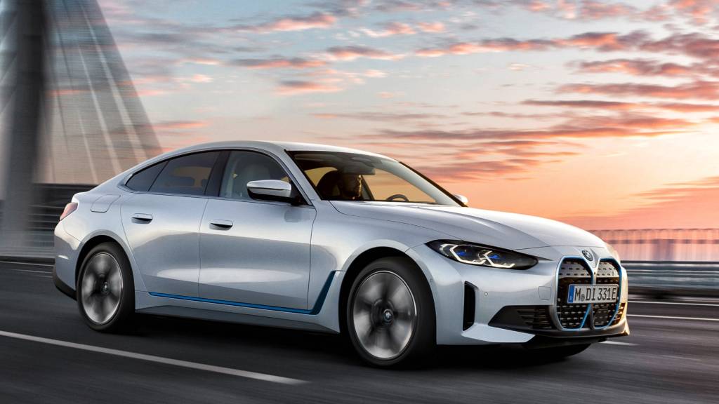 BMW i4 eDrive40 BMW i4 eDrive40 branco visto de lado