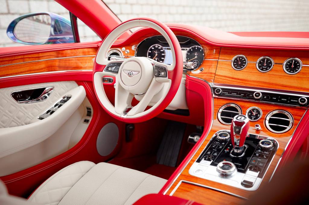 Bentley and Contest Yachts – 3 Bentley personaliza iate para combinar com carro de cliente na Holanda