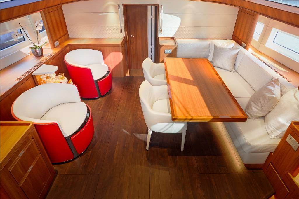 Bentley and Contest Yachts – 6 Bentley personaliza iate para combinar com carro de cliente na Holanda