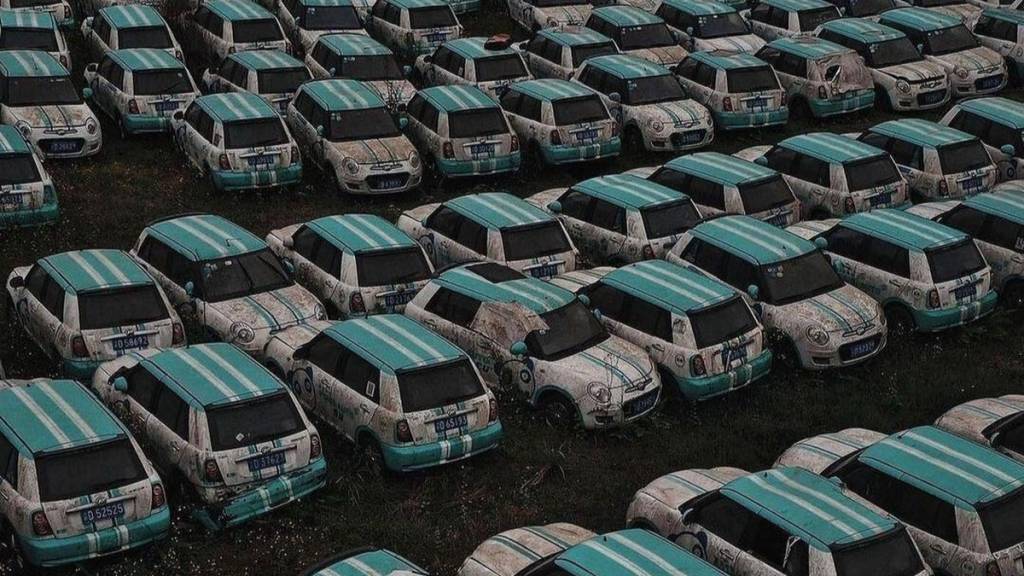Cemitério de carros elétricos na China tem milhares clones do Mini Cooper