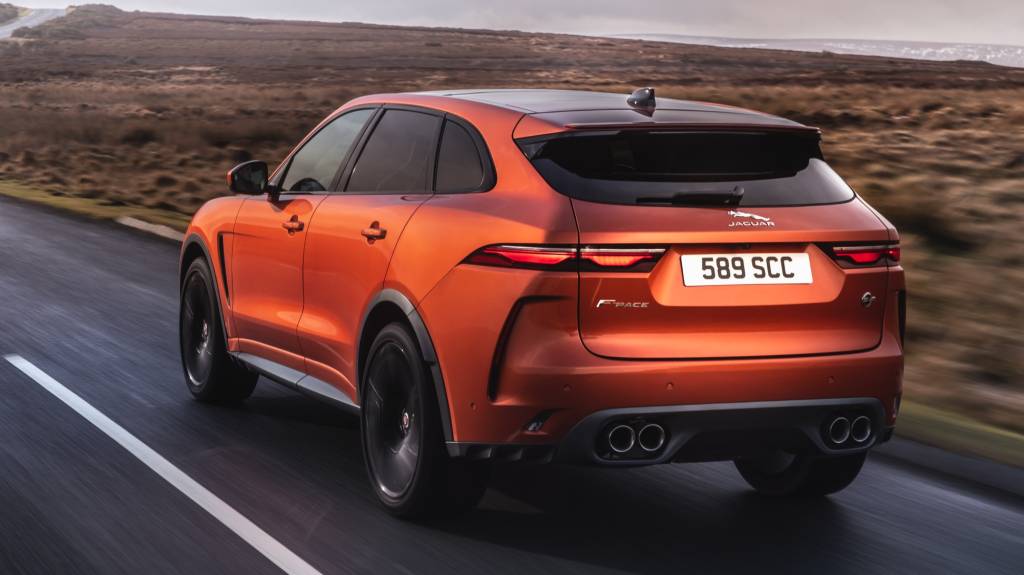 F-PACE SVR F-PACE SVR laranja visto 3/4 de trás