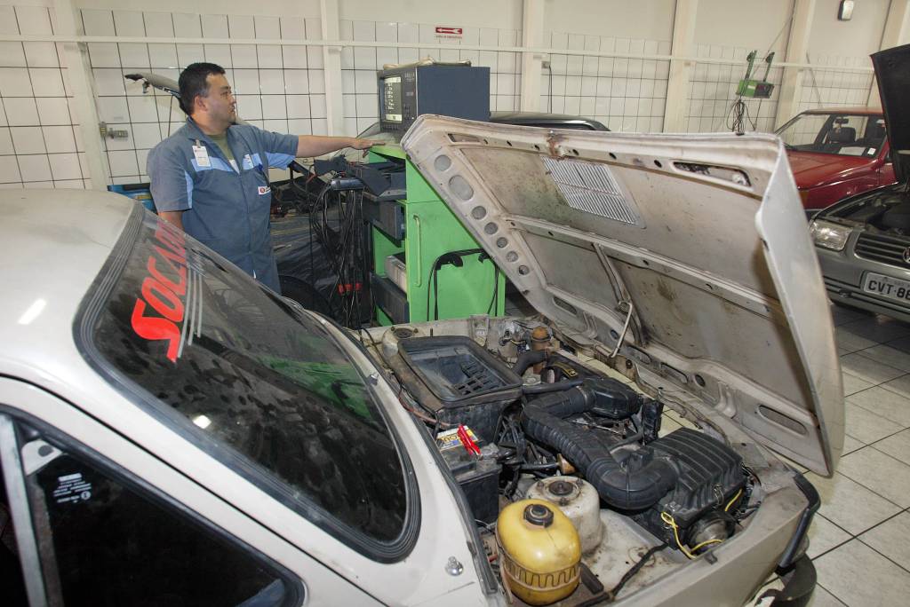 Fiat 147 em péssimo estado de conservação e com documentação irregular, com o qu Fiat 147 em péssimo estado de conservação e com documentação irregular, com o qual Sérgio Ruiz Luz, editor da revista Quatro Rodas, circulou pela cidade para elaboração de matéria demonstrando que a fiscalização é ineficaz, passando por teste de emissão de poluentes na oficina Auto Lapa.