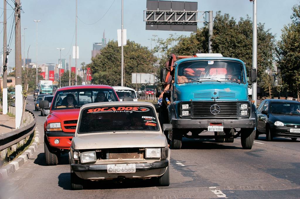 Fiat 147 em péssimo estado de conservação e com documentação irregular, dirigido_3 Fiat 147 em péssimo estado de conservação e com documentação irregular, dirigido por Sérgio Ruiz Luz, editor da revista Quatro Rodas, para elaboração de matéria demonstrando que a fiscalização é ineficaz.