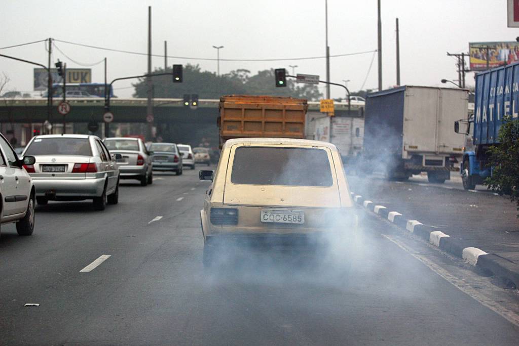 Fiat 147 em péssimo estado de conservação e com documentação irregular, dirigido_5 Fiat 147 em péssimo estado de conservação e com documentação irregular, dirigido por Sérgio Ruiz Luz, editor da revista Quatro Rodas, para elaboração de matéria demonstrando que a fiscalização é ineficaz.