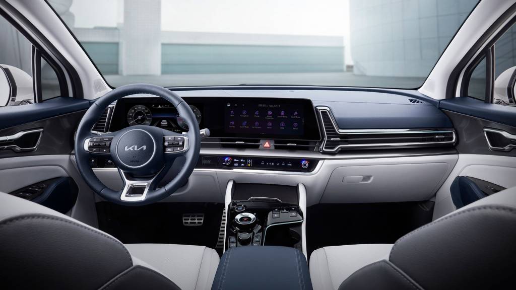 KIA SPORTAGE interior Painel interior do Kia Sportage 2022 visto dos bancos da frente