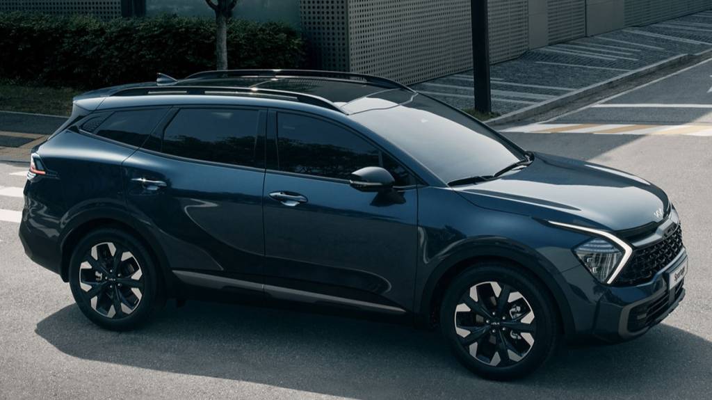 KIA SPORTAGE 2022 Kia Sportage azul marinho visto de lado