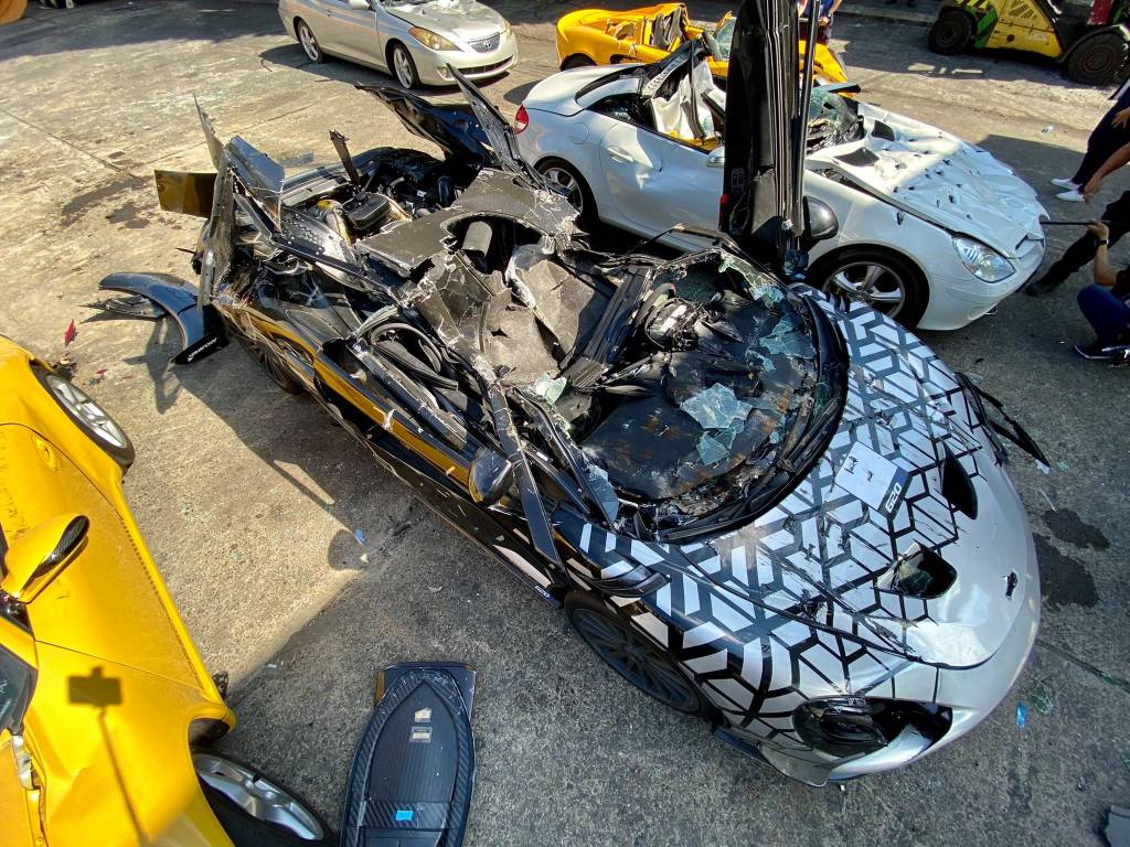 McLaren 620R, Lotus Elise, Bentley Flying Spur, Porsche 911, Mercedes-Benz SLK, Hyundai Genesis, Toyota Solara destruídos nas Filipinas (11) McLaren 620R, Lotus Elise, Bentley Flying Spur, Porsche 911, Mercedes-Benz SLK, Hyundai Genesis, Toyota Solara destruídos nas Filipinas