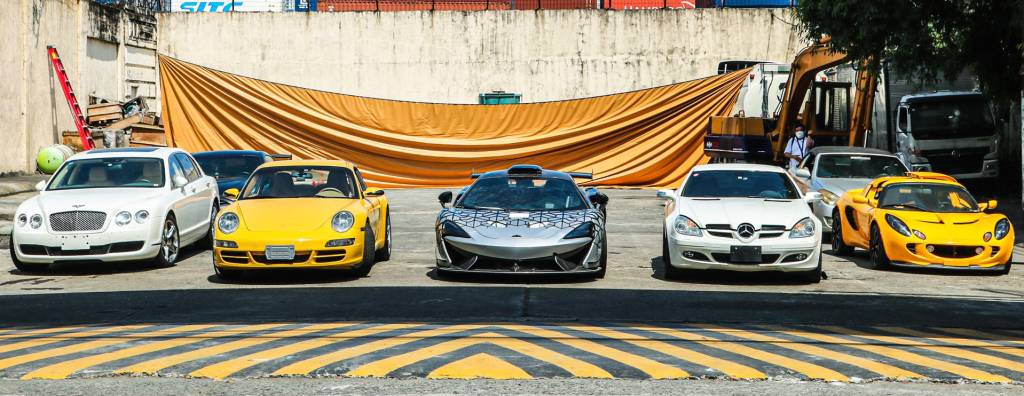 McLaren 620R, Lotus Elise, Bentley Flying Spur, Porsche 911, Mercedes-Benz SLK, Hyundai Genesis, Toyota Solara destruídos nas Filipinas (5) McLaren 620R, Lotus Elise, Bentley Flying Spur, Porsche 911, Mercedes-Benz SLK, Hyundai Genesis, Toyota Solara destruídos nas Filipinas (5)