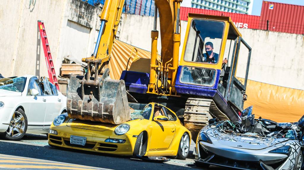 McLaren 620R, Lotus Elise, Bentley Flying Spur, Porsche 911, Mercedes-Benz SLK, Hyundai Genesis, Toyota Solara destruídos nas Filipinas (7) McLaren 620R, Lotus Elise, Bentley Flying Spur, Porsche 911, Mercedes-Benz SLK, Hyundai Genesis, Toyota Solara destruídos nas Filipinas (7)