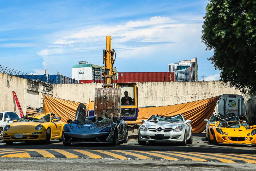 McLaren 620R, Lotus Elise, Bentley Flying Spur, Porsche 911, Mercedes-Benz SLK, Hyundai Genesis, Toyota Solara destruídos nas Filipinas abre McLaren 620R, Lotus Elise, Bentley Flying Spur, Porsche 911, Mercedes-Benz SLK, Hyundai Genesis, Toyota Solara destruídos nas Filipinas