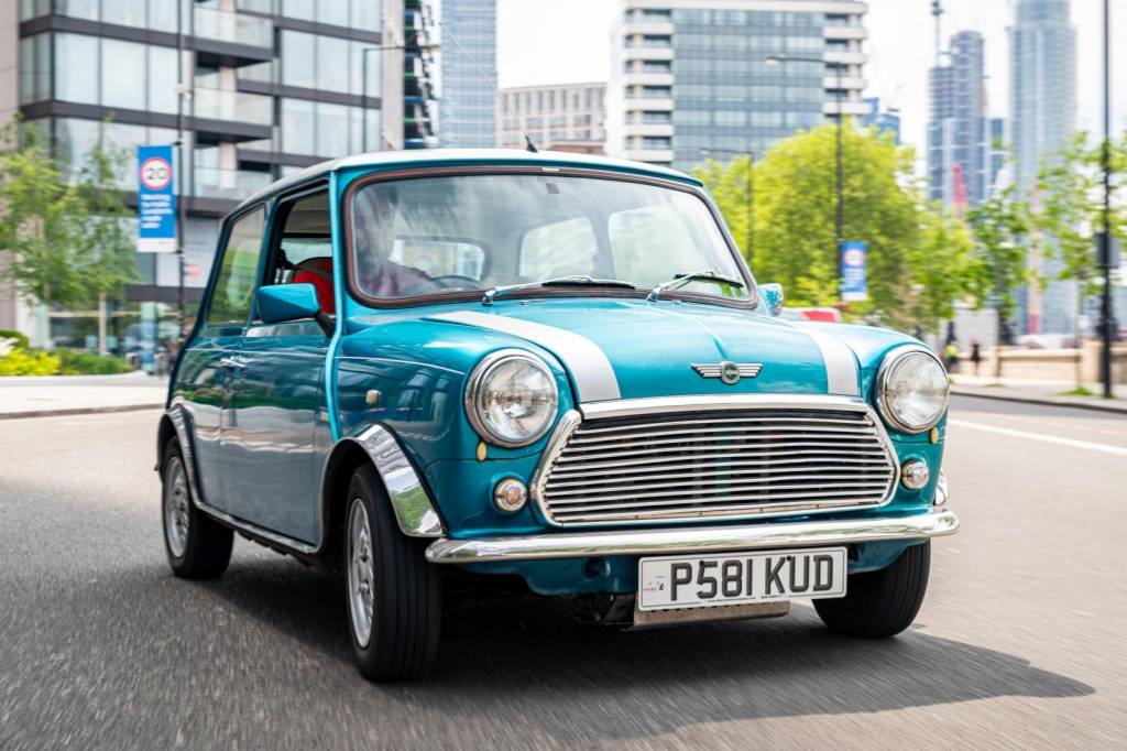 Mini 1993 Rover elétrico Mini 1993 Rover elétrico verde claro visto de frente