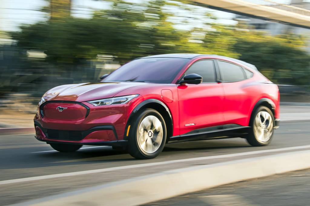 Mustang Mach-E pode ter desempenho ainda melhor, mas Ford cobra mais de R$ 5.600 por isso