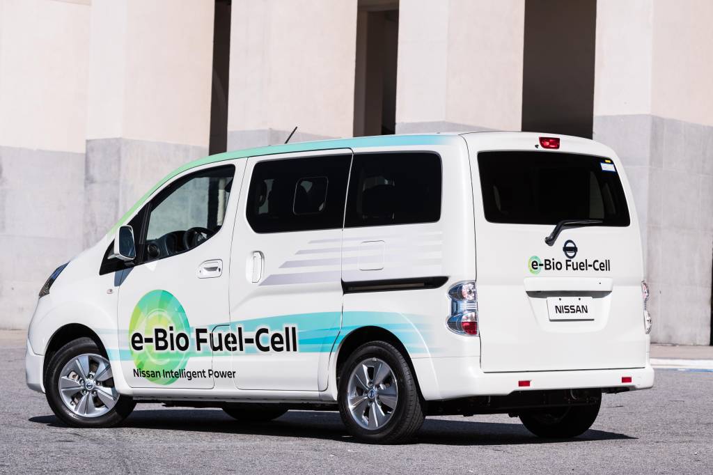 Veículo elétrico movido a célula de combustível de bioetanol Nissan SOFC visão da traseira