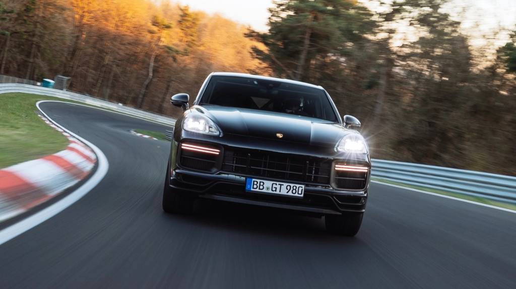 Porsche Cayenne Coupé Turbo Porsche Cayenne Coupé Turbo preta vista de frente