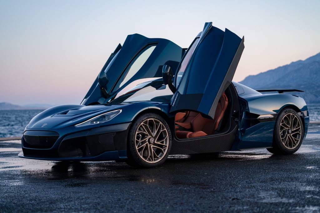 Rimac Nevera Rimac Nevera azul com as portas abertas visto 3/4 de frente