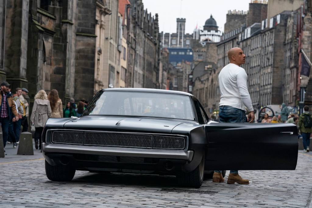 Vin Diesel e Dodge Charger Vin Diesel e Dodge Charger preto vistos de frente