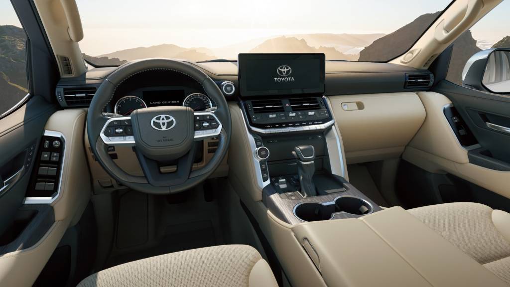 Toyota Land Cruiser 300Series interior (1) Interior do Toyota Land Cruiser 300Series visto dos bancos da frente