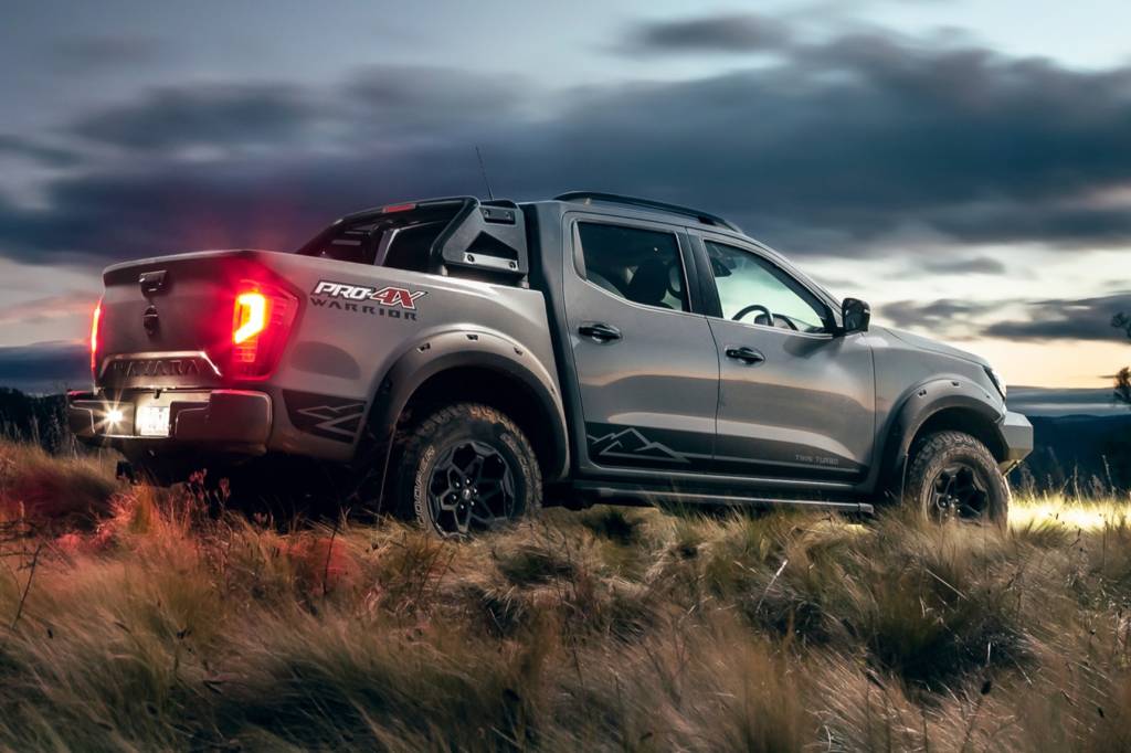 WARRIOR -ThomasWielecki- 11-source (1) visão lateral da nova picape nissan frontier warrior