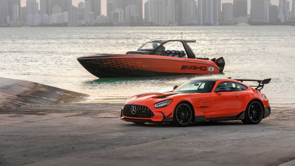 du-thuyen-duoc-lay-cam-hung-tu-mercedes-amg-gt-black-series-1-187621j Mercedes-AMG GT Black Series chega ao Brasil e ganha versão lancha