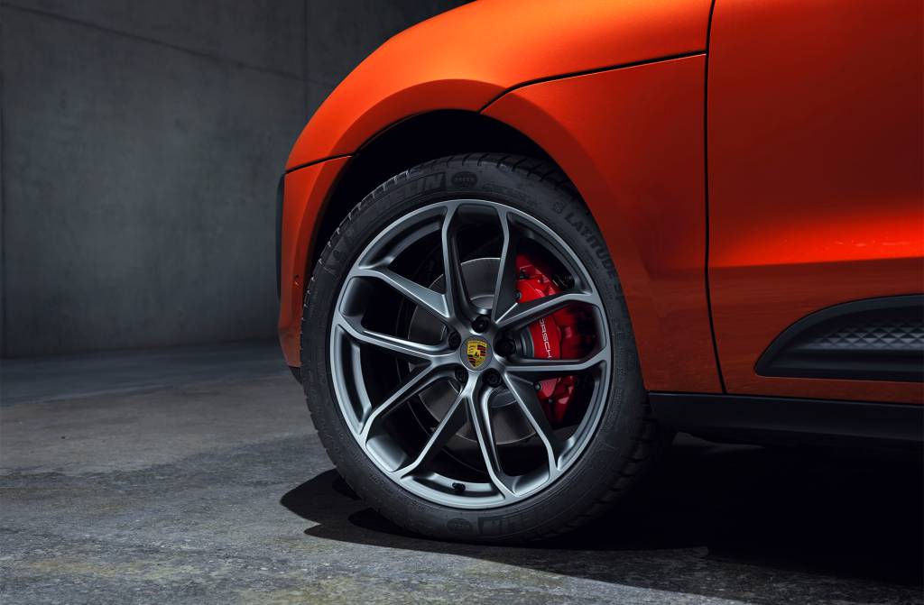 Porsche AG Mudanças também foram feitas nas rodas e nos frisos laterais do Macan S