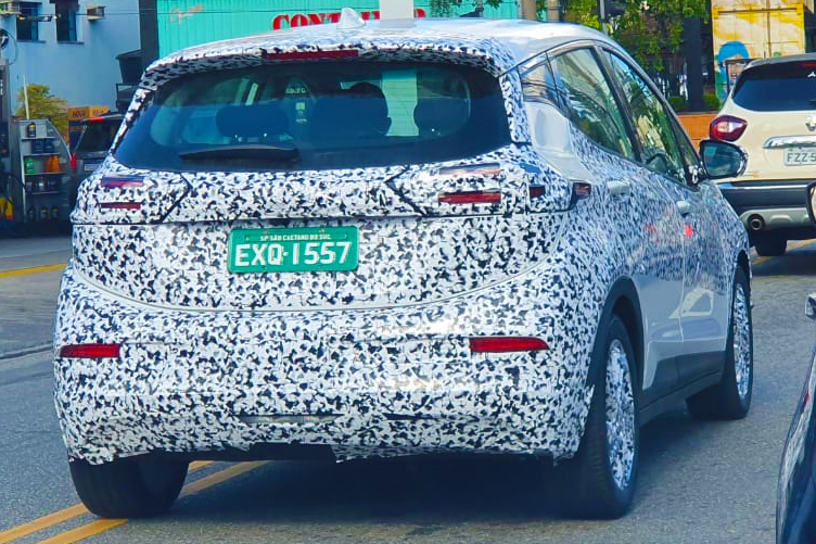 Bolt 169 Chevrolet Bolt EV flagrado próximo à fábrica de São Caetano do Sul (SP)
