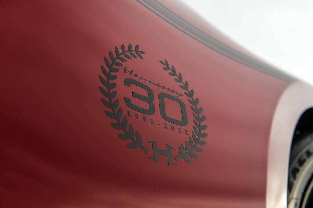 CHEVROLET CAMARO EXORCIST 9 Detalhe do logo comemorativo no Chevrolet Camaro Exorcist vermelho