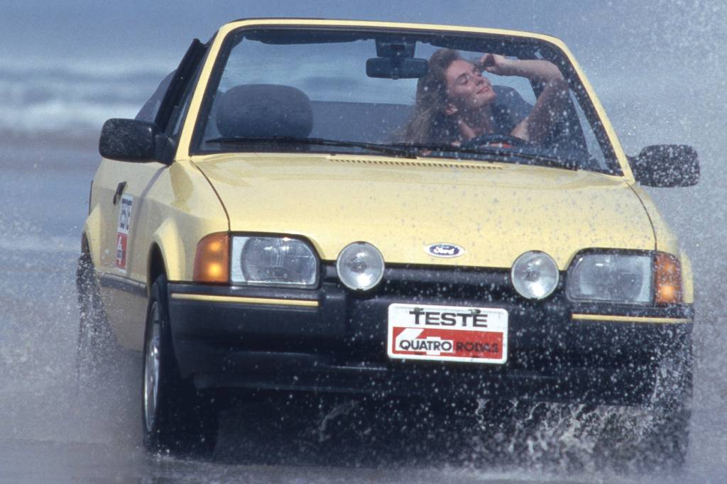 Escort XR3 Conversível. Ford Escort XR3 Conversível na praia visto de frente