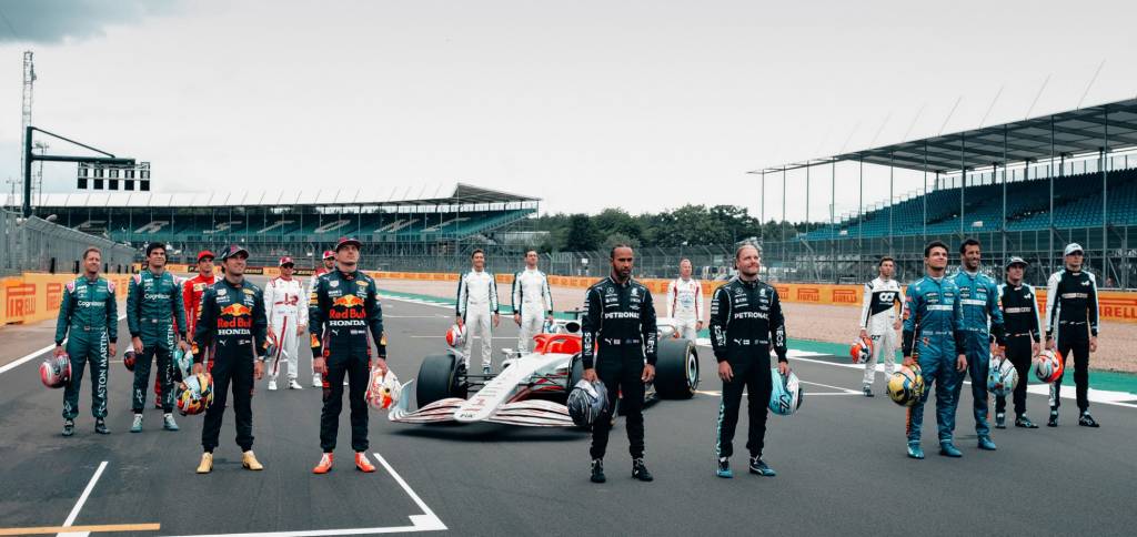 F1 CARRO 2022 4 Carro-conceito da F1 para 2022 visto de frente com pilotos