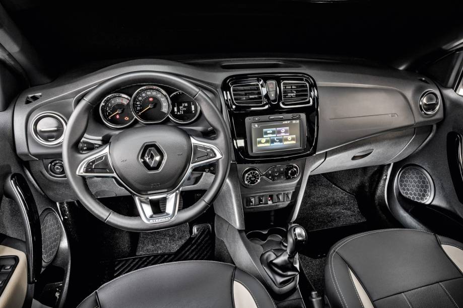 Interior é simples e defasado, mas tenta disfarçar com apliques em preto brilhante e cinza Interior é simples e defasado, mas tenta disfarçar com apliques em preto brilhante e cinza