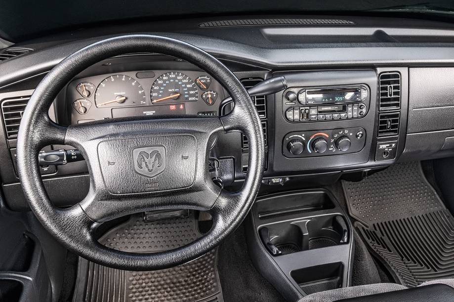 A alavanca do câmbio ficava na coluna, e console tinha porta-copos. A alavanca do câmbio ficava na coluna, e console tinha porta-copos.