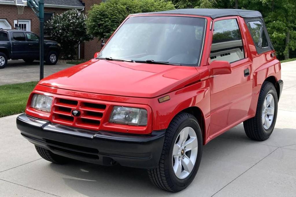 Geo Tracker vermelho visto 3/4 de frente