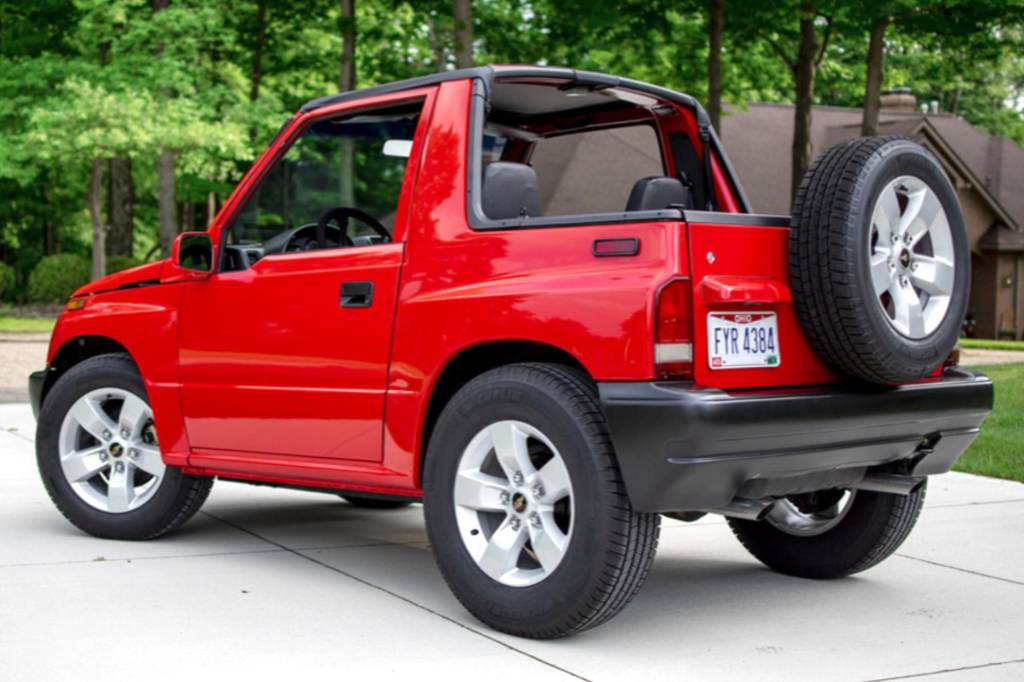 Geo Tracker vermelho visto 3/4 de trás