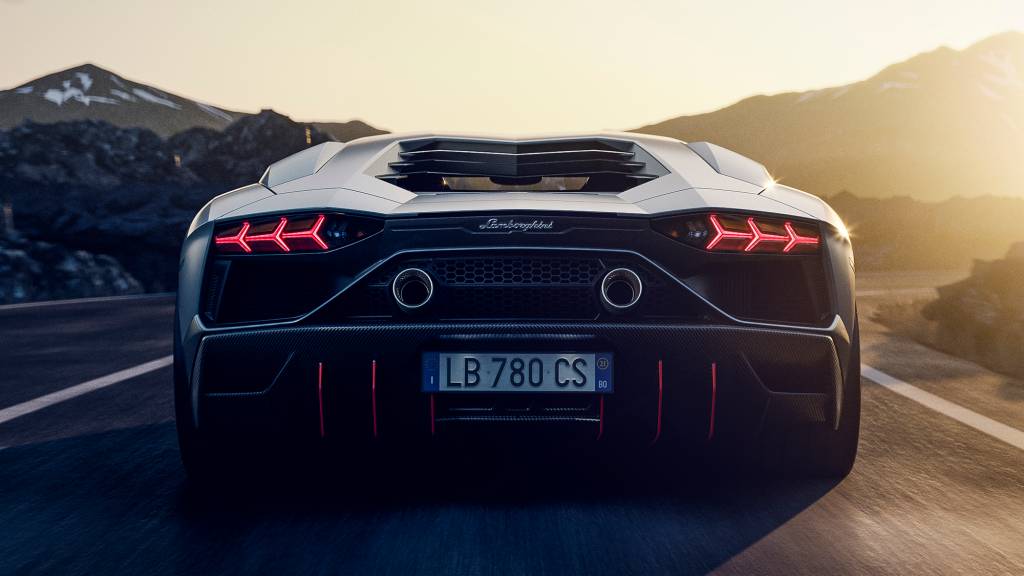 LAMBORGHINI AVENTADOR ULTIMAE Lamborghini Aventador Ultimae prata visto de trás