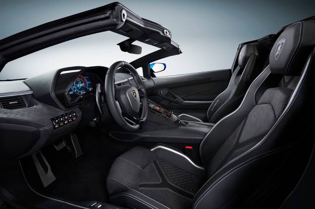 O interior foi pensado para ser luxuoso como o da versão S do Lamborghini Aventador O interior foi pensado para ser luxuoso como o da versão S do Lamborghini Aventador