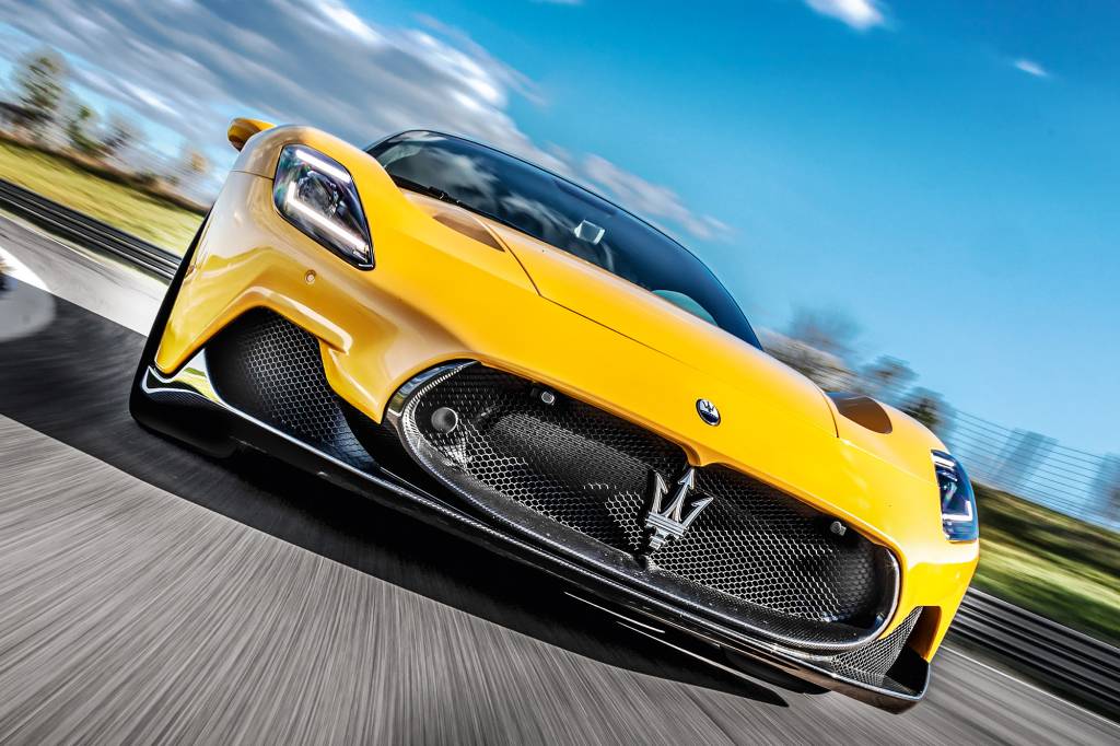 Maserati MC20 Maserati MC20 amarelo visto de frente