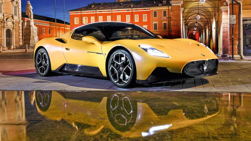 Maserati MC20 Maserati MC20 amarelo visto de lado