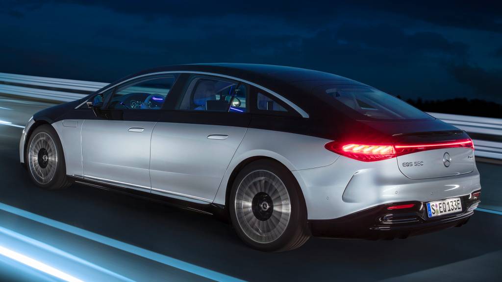 Mercedes-Benz stellt Weichen für vollelektrisches ZeitalterMercedes-Benz prepares to go all-electric Mercedes-EQ, EQS 580 4MATIC visto 3/4 de trás