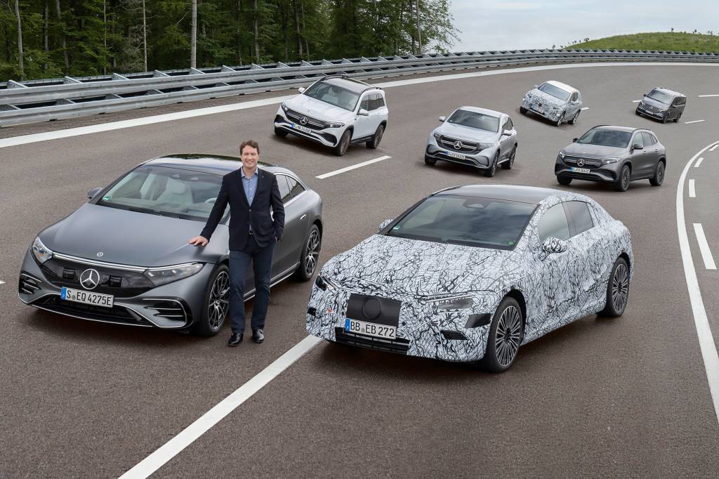 Mercedes-Benz stellt Weichen für vollelektrisches ZeitalterMercedes-Benz prepares to go all-electric CEO da Mercedes, Ola Källenius, ao lado da família elétrica da marca com 7 modelos