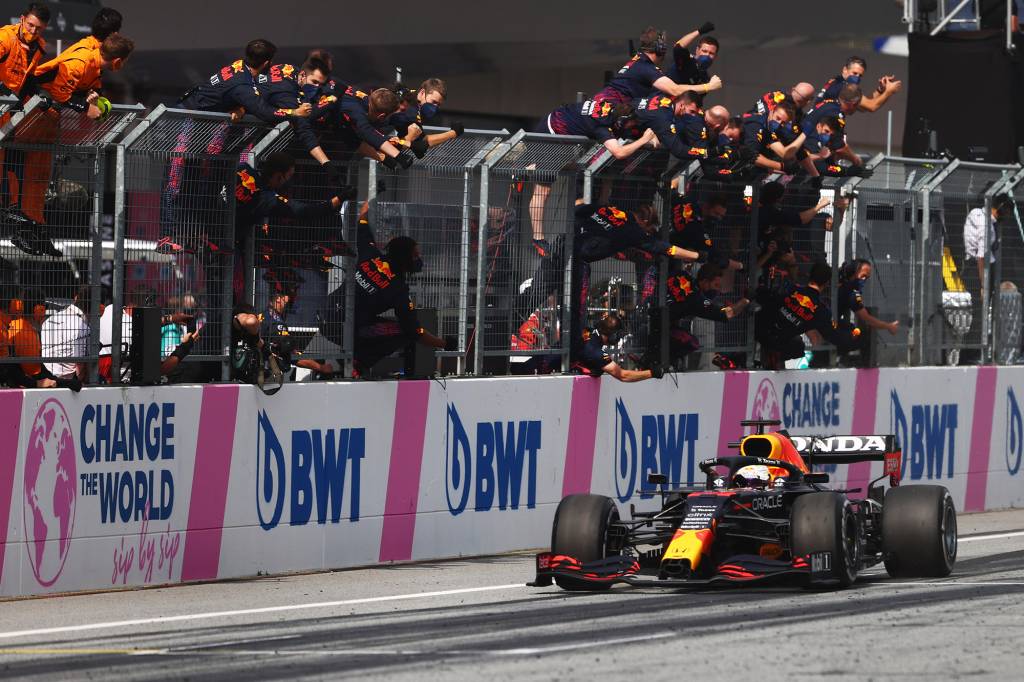 F1 Grand Prix of Austria Max Verstappen cruzando a linha de chegada na Áustria