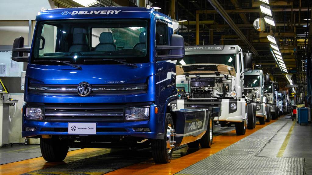 Volkswagen e-Delivery (2) Até a suspensão pneumática é instalada na fábrica de Resende (RJ)